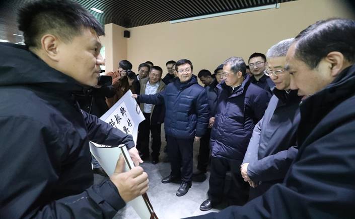 说明: C:\Users\xcb\Desktop\2023年12月26日万象城领导向教育部副部长展示乡村振兴书法.jpg