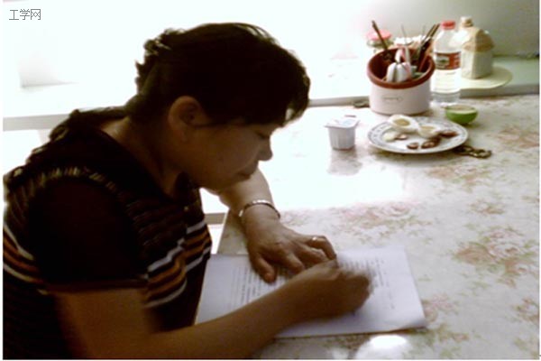 消费者填写调查问卷