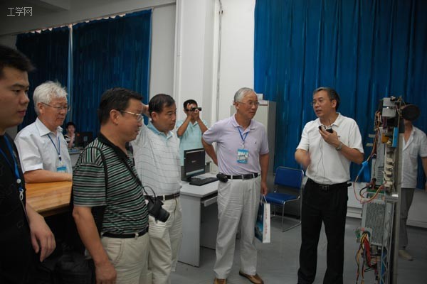 与会专家学者进行交流和探讨